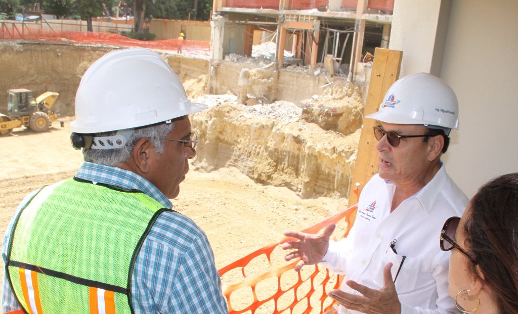Miguel Pimentel Kareh inspecciona labores en el Hosp Cabral y Baez, junto al Arq Modesto